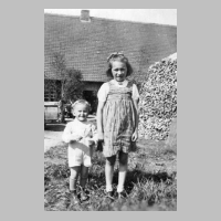 086-0058 Pfingsten in Perkuiken auf Gut Hugo Geil. Im Bild die Geschwister Christel und Rudolf Haering vor dem Muehlenhaus.jpg